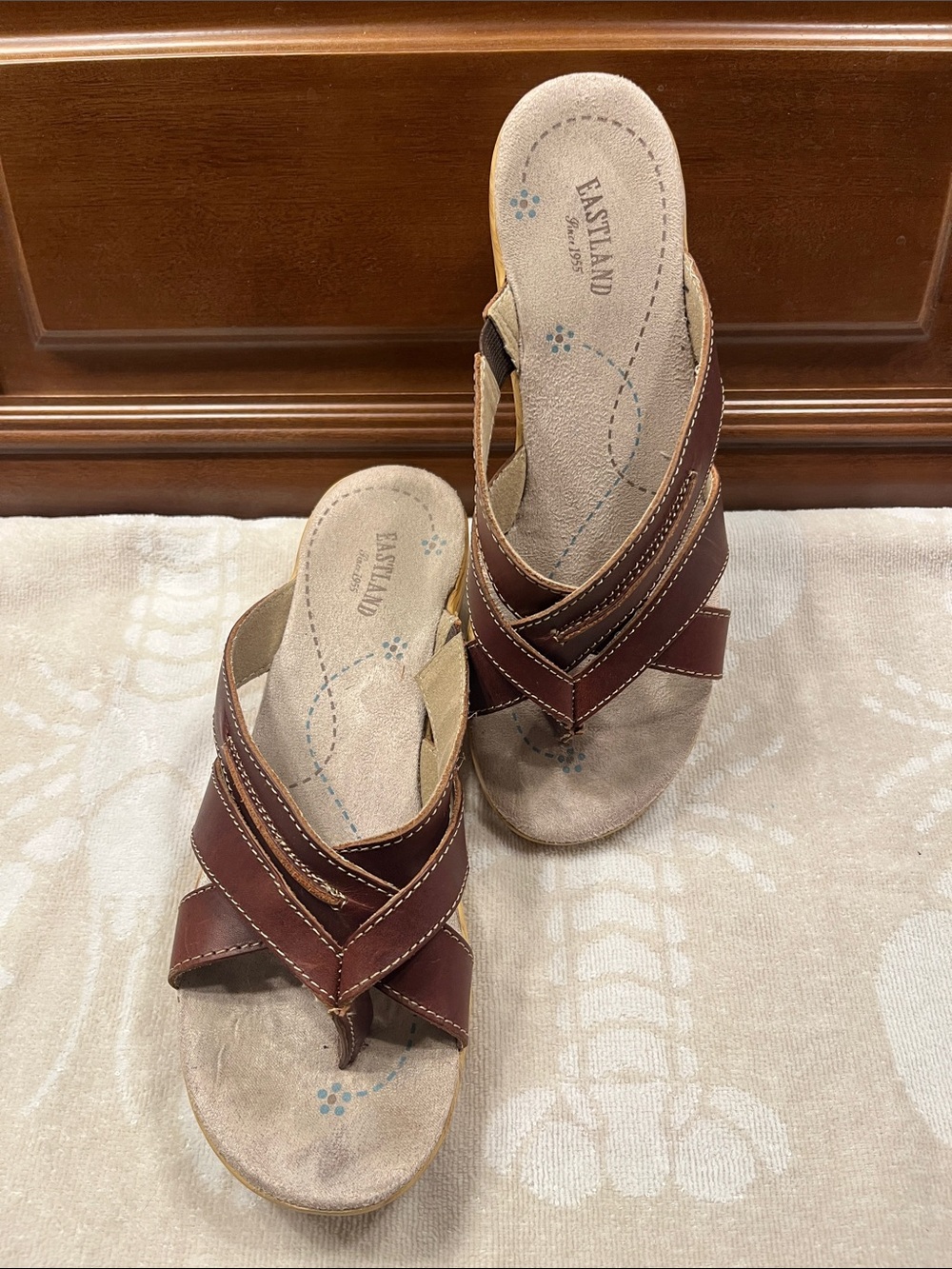 Eastland Peepers Peanut Crossover Slide Sandals, size 8M